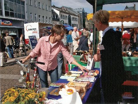 Infostand der Selbsthilfegruppe auf dem Brühler Markt